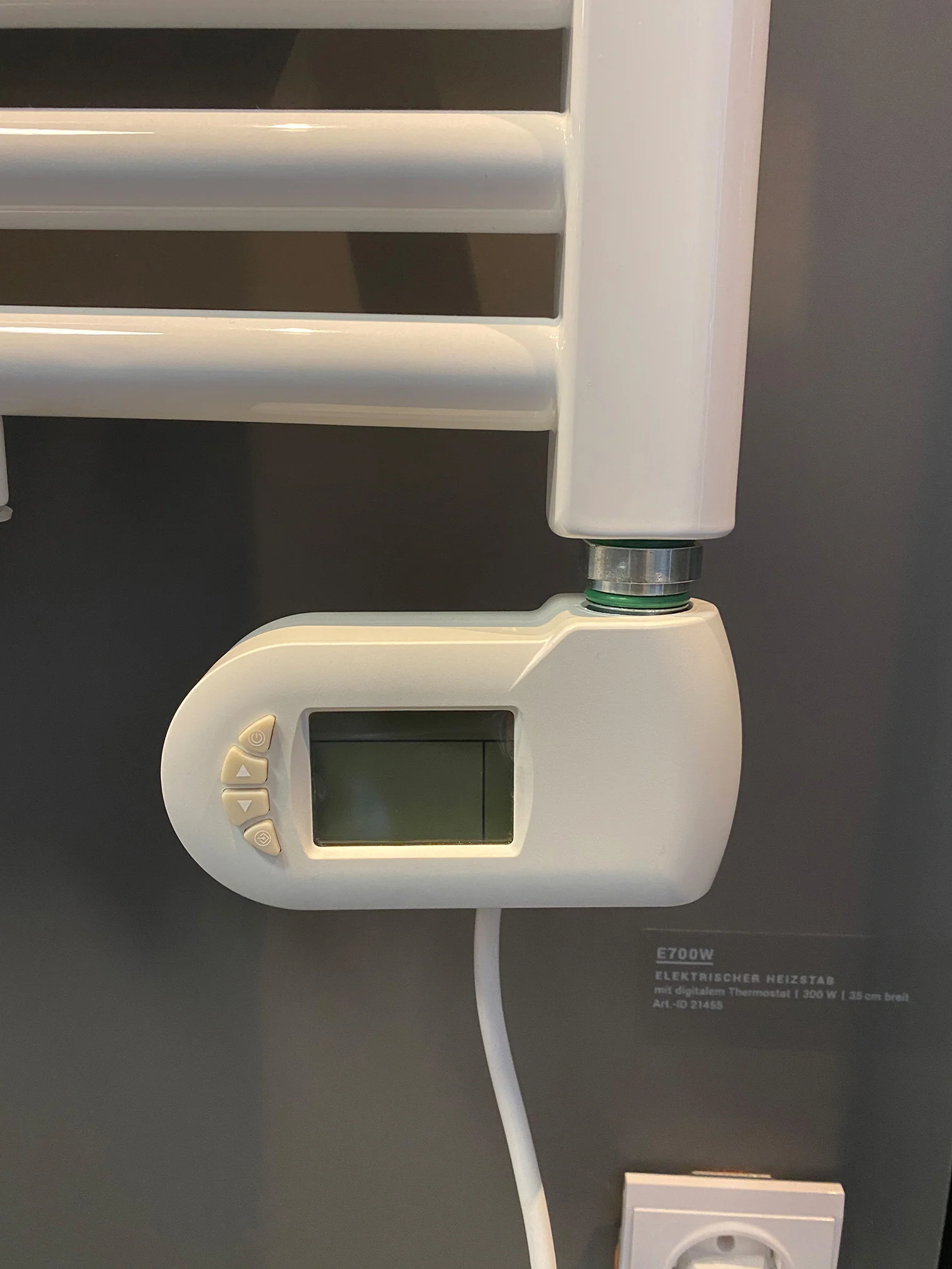 Grzałka elektryczna E700W do grzejników łazienkowych - z termostatem cyfrowym w kolorze białym - Image 2
